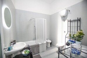 Combined shower/bathtub, hair dryer, bidet, towels