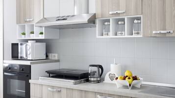 Frigorifero, forno, piano cottura, macchina per tè/caffè