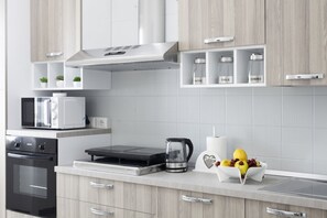 Fridge, oven, stovetop, coffee/tea maker