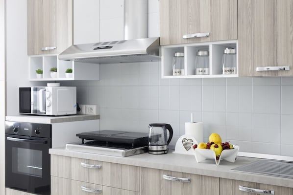 Kühlschrank, Ofen, Herdplatte, Wasserkocher mit Kaffee-/Teezubehör