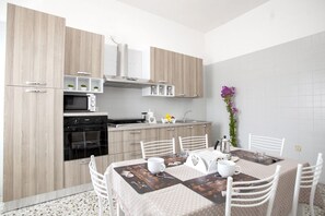 Dining - Boscoreale Vanilla Flat x4 FREE PARKING (Boscoreale)