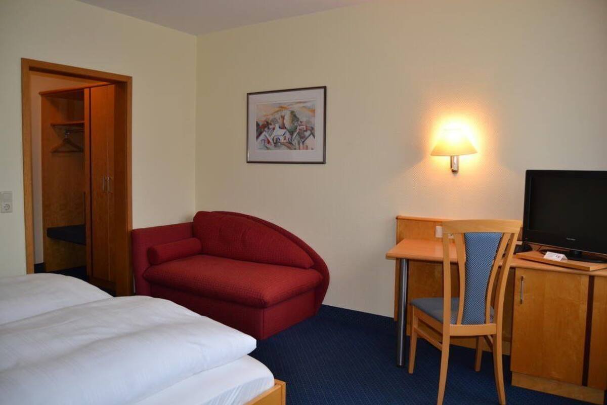 Comfort Double Room | In-room safe, desk, free WiFi, bed sheets