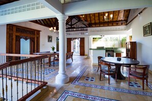 Een televisie, een dvd-speler en een stereo