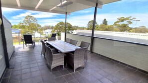 Outdoor dining - Aqua Shores 3 Bedroom -  Newly renovated with Wifi, Linen, Netflix and AC (Huskisson)