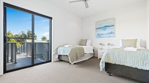 3 bedrooms, iron/ironing board, Internet, bed sheets - Aqua Shores 3 Bedroom -  Newly renovated with Wifi, Linen, Netflix and AC (Huskisson)