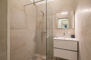 Een douche, een haardroger, handdoeken, zeep