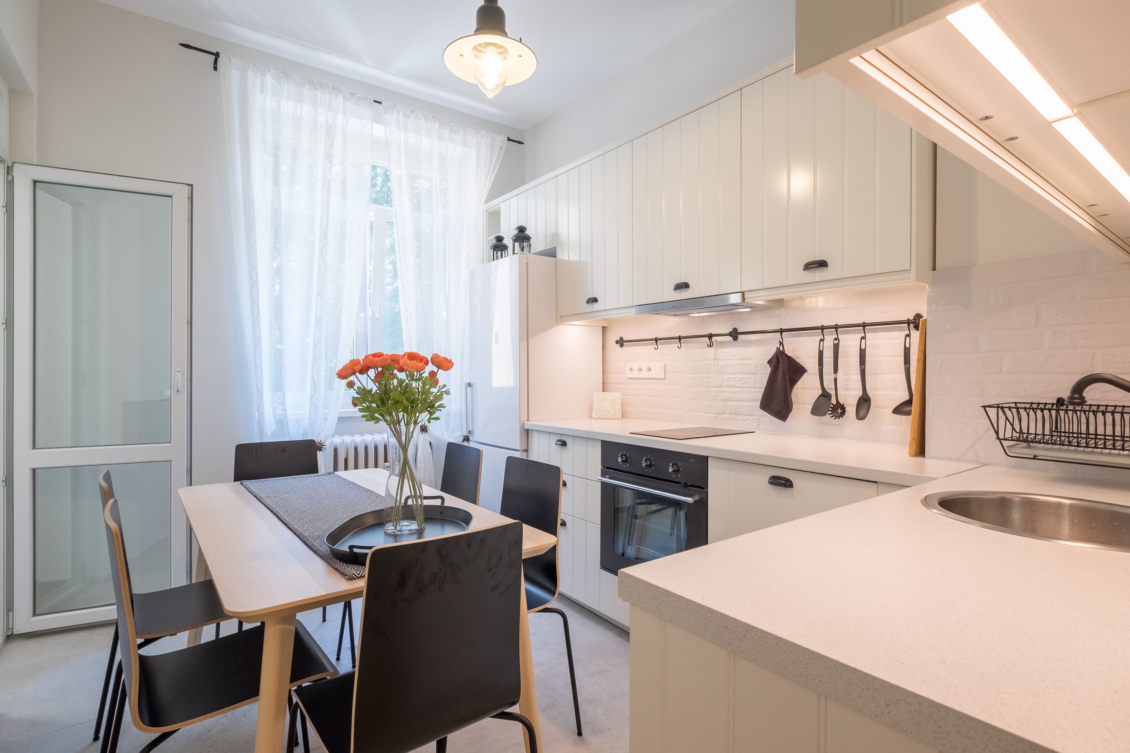 Frigorífico, horno, placa de cocina y lavavajillas