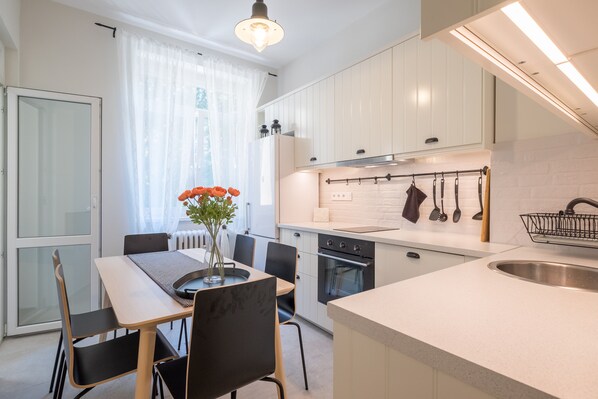 Kjøleskap, ovn, kokeplater og oppvaskmaskin