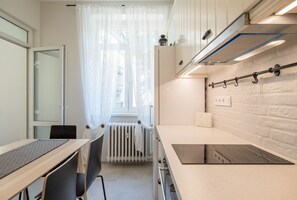 Kjøleskap, ovn, kokeplater og oppvaskmaskin