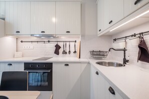 Kjøleskap, ovn, kokeplater og oppvaskmaskin