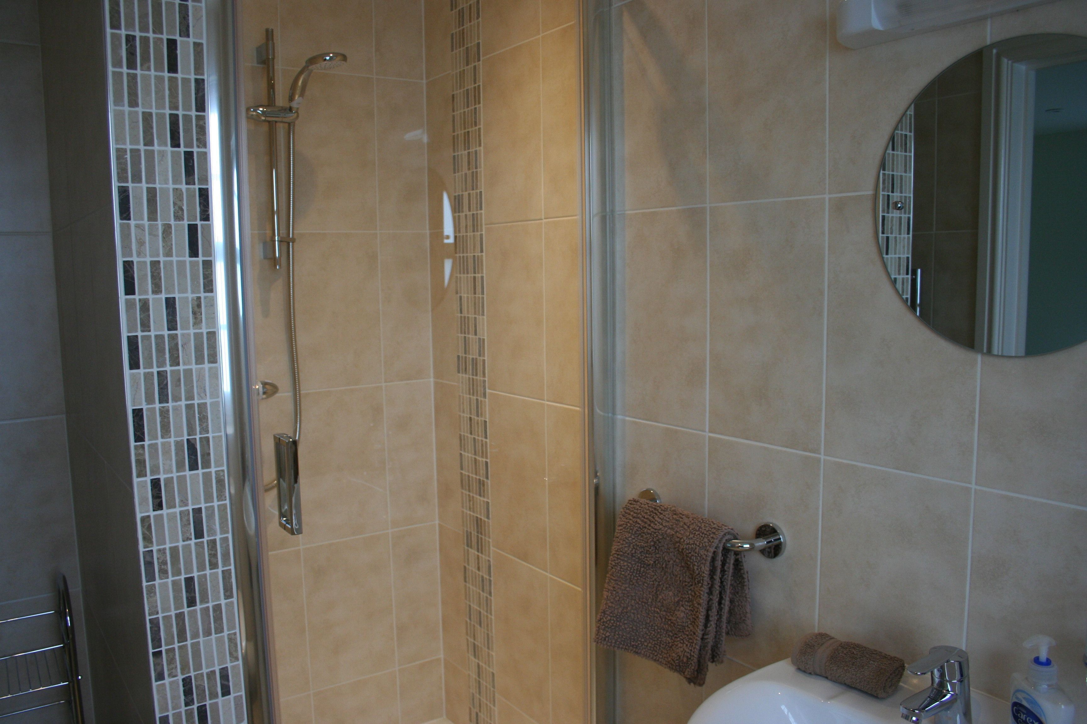 Combined shower/bathtub, hair dryer, towels