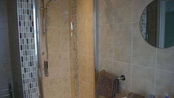 Combined shower/bathtub, hair dryer, towels