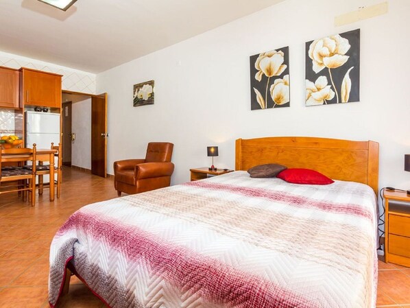 1 chambre, fer et planche à repasser, Wi-Fi, literie fournie