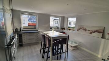 Fridge, oven, stovetop, dishwasher