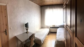 1 habitación, tabla de planchar con plancha, wifi gratis y ropa de cama 