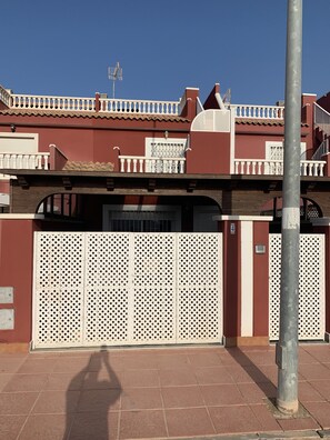 تفاصيل الفندق من الخارج