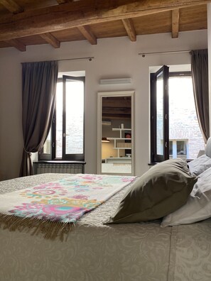 1 slaapkamer, een strijkplank/strijkijzer, wifi, beddengoed