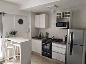 Refrigerador, microondas, horno, cafetera/tetera