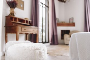 3 bedrooms, desk, iron/ironing board, travel cot - Beautiful Apartment on Las Ramblas | Sea Views (Barcelona)