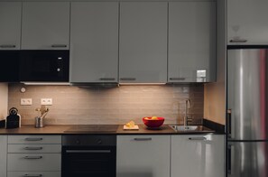 Kühlschrank, Mikrowelle, Ofen, Herdplatte