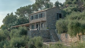 A stone house with a balcony, surrounded by trees and vegetation. - NEW! Villa beautiful sea view, facing PORTOFINO, 30 minutes from the FIVE EARTHS (CHIAVARI)