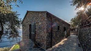 A stone building with a stone pathway leading to a door, overlooking a body of water. - NEW! Villa beautiful sea view, facing PORTOFINO, 30 minutes from the FIVE EARTHS (CHIAVARI)