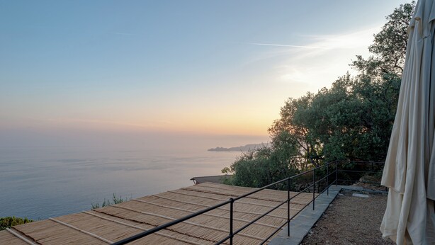 A wooden deck with metal railings overlooking a body of water and a distant landmass. - NEW! Villa beautiful sea view, facing PORTOFINO, 30 minutes from the FIVE EARTHS (CHIAVARI)