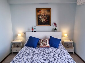 1 chambre, bureau, fer et planche à repasser, lit de bébé portatif