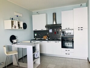 Réfrigérateur, four à micro-ondes, un four, surface de cuisson