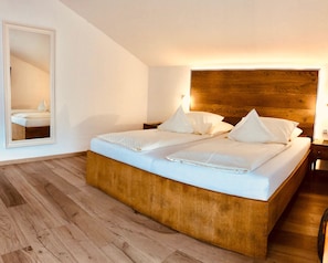 Triple Room, Balcony | Peralatan tempat tidur hipoalergenik, peti besi dalam bilik 