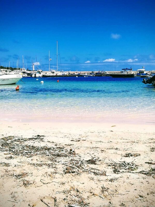 Una spiaggia nelle vicinanze