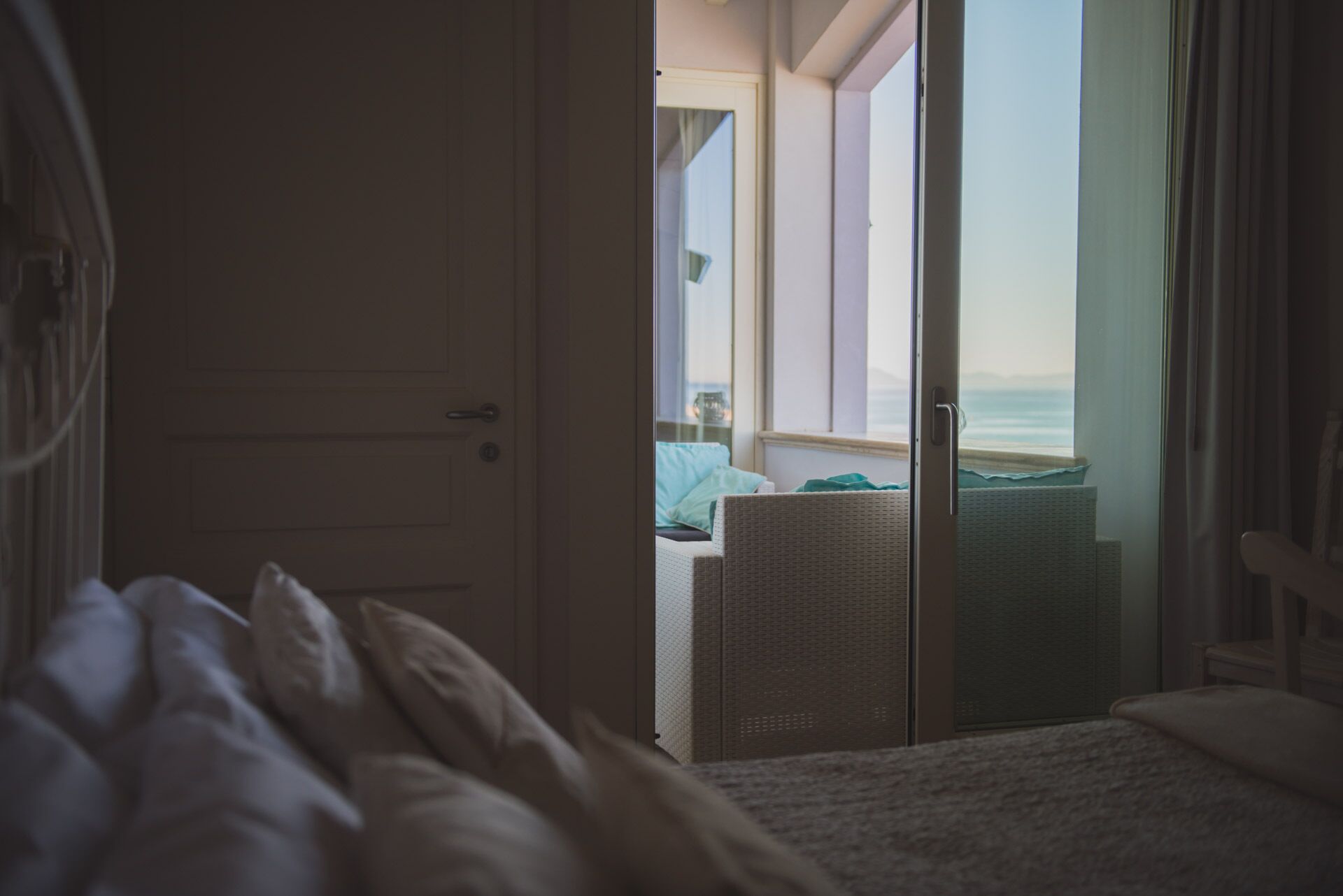 5 bedrooms, desk, soundproofing, iron/ironing board