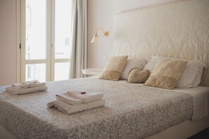 5 chambres, bureau, chambres insonorisées, fer et planche à repasser