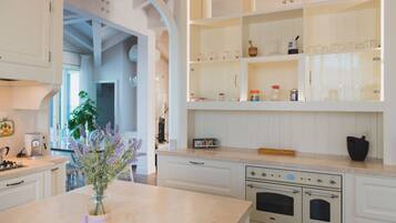 Frigorifero, forno, piano cottura, lavastoviglie