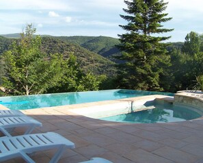 Piscina externa sazonal, guarda-sóis, espreguiçadeiras