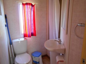 Standard Mobile Home | Bathroom | Shower, towels, toilet paper