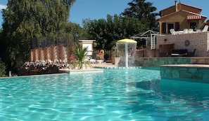 Piscina externa sazonal, guarda-sóis, espreguiçadeiras