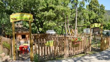 Área de juegos infantiles al aire libre