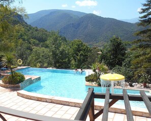 Piscina externa sazonal, guarda-sóis, espreguiçadeiras