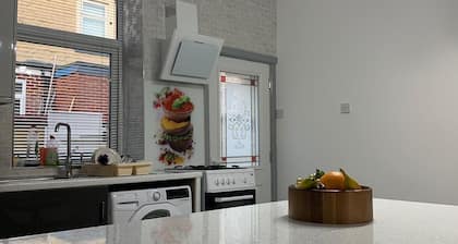 6 Beds FREE WiFi Luxury House Kitchen Shower Brand New Nice View