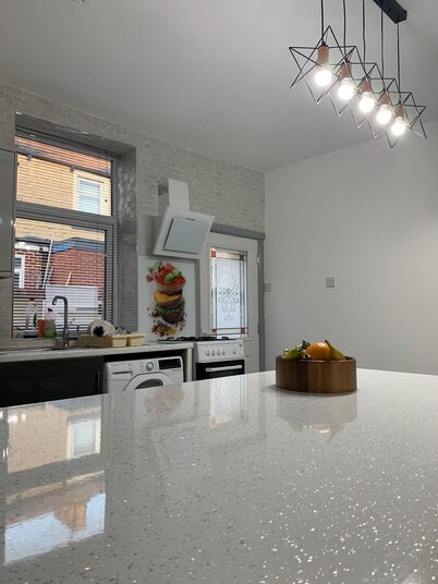 6 Beds FREE WiFi Luxury House Kitchen Shower Brand New Nice View