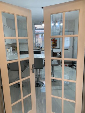 ثلاجة، ميكروويف، فرن، موقد طهي مسطح