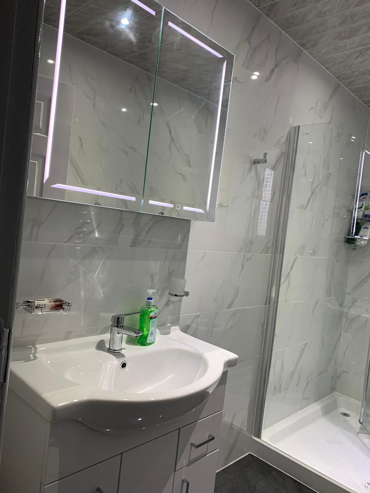 Dusche, Haartrockner, Handtücher, Seife