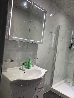 Dusche, Haartrockner, Handtücher, Seife