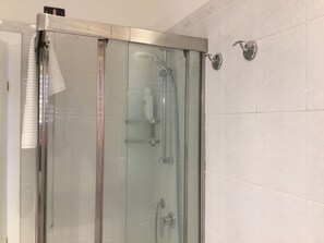 Dusche, Haartrockner, Bidet, Handtücher