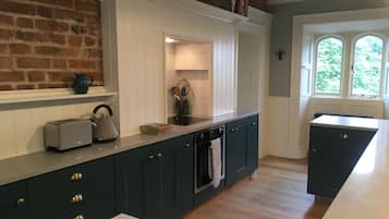 Jääkaappi, uuni, liesi, astianpesukone