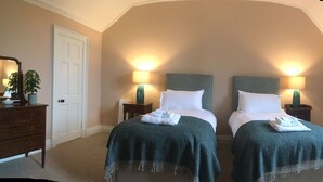 A bedroom with two beds, a dresser, and a bench. - Number 6 Narrow Water Castle (Warrenpoint)