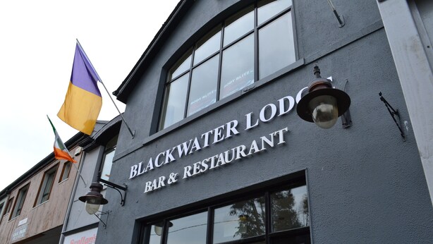 Un edificio con un letrero que dice "Blackwater Lodge Bar & Restaurant".