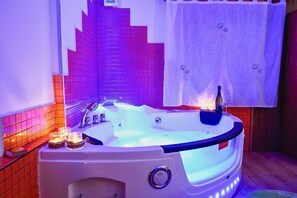 Regadera, secadora de cabello, toallas, jabón 