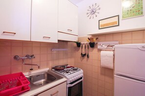 Een koelkast, een oven, een koffiezetapparaat/waterkoker
